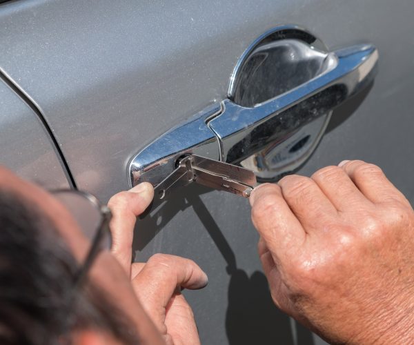 hand of The specialist car was knocked out of the door.