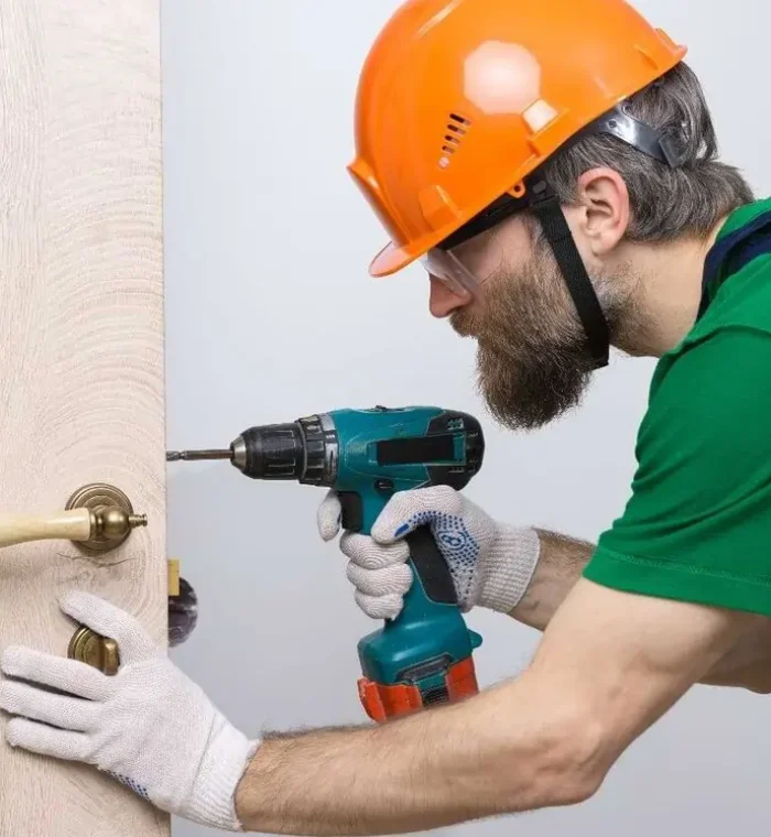 locksmith-fixing-door-1-aspect-ratio-1472-816