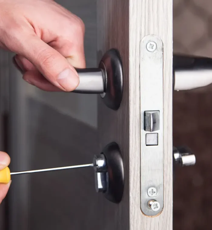 locksmith-resolving-a-home-lockout-1